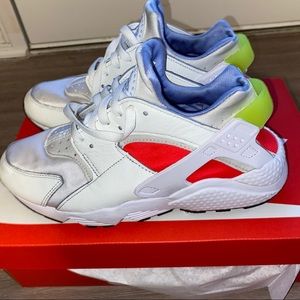 Women’s Nike Air Huarache (Size 9)